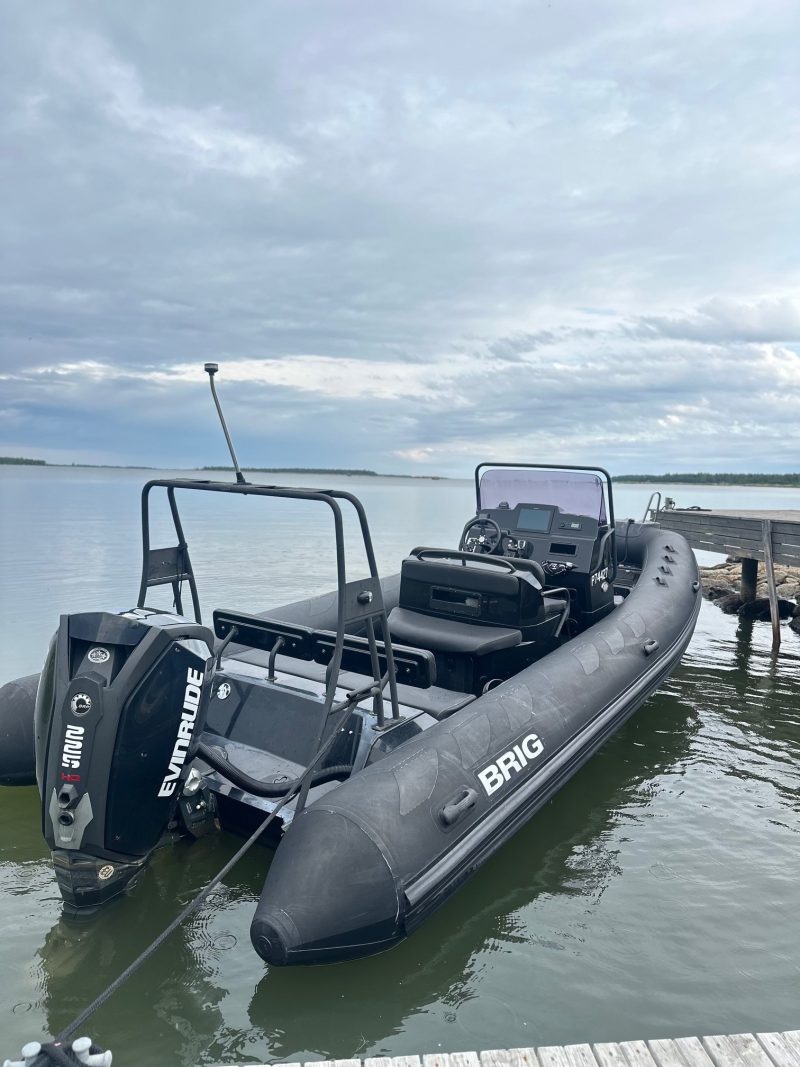 Brig Navigator 700 + Evinrude G2 225 -20