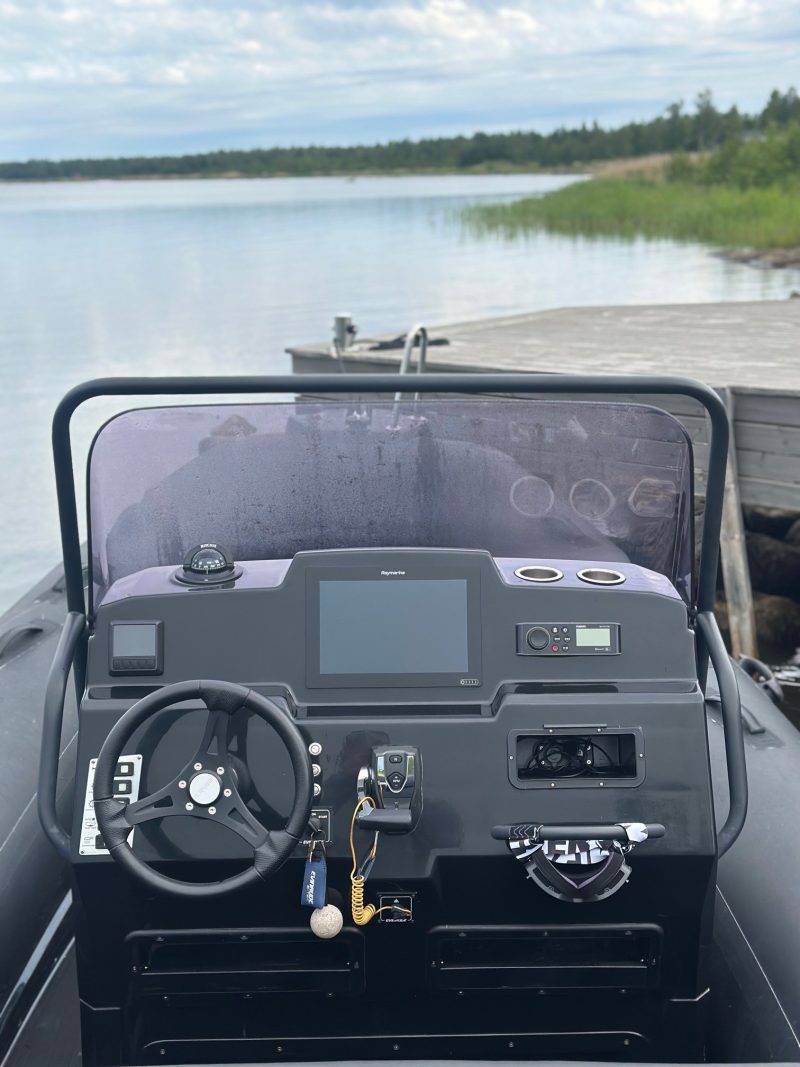 Brig Navigator 700 + Evinrude G2 225 -20 - Image 6